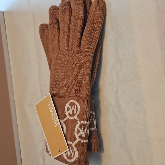 Micheal Kors Gloves - Picture 5 of 12